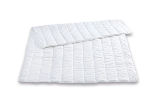Eine weiße Steppbett Mono Bettdecke der Serie PULMAsoft von MEDI-TECH vor weißem Hintergrund.