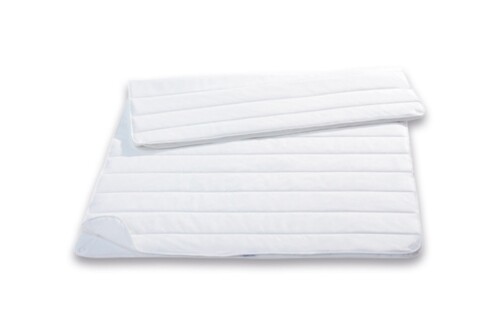 Eine weiße Steppbett Vierjahreszeiten Bettdecke der Serie PULMAsoft von MEDI-TECH vor weißem Hintergrund.