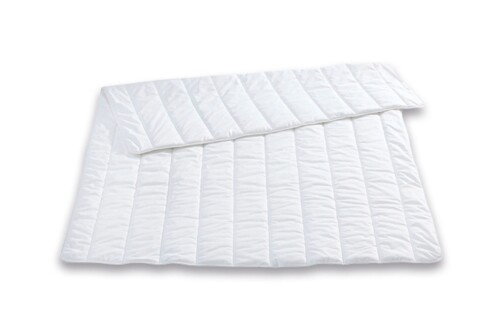 Eine weiße Steppbett Mono Bettdecke der Serie PULMAsoft von MEDI-TECH vor weißem Hintergrund.