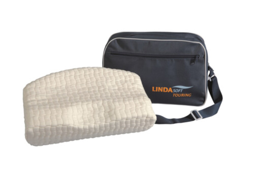 Ein orthopädisches Nackenstützkissen für unterwegs der Serie LINDAsoft Touring von MEDI-TECH liegt vor einer schwarzen Tragetasche auf einem weißen Hintergrund.