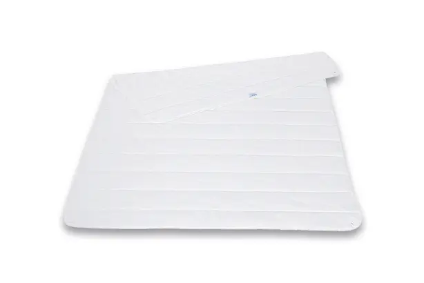 Eine weiße Steppbett Mono Bettdecke der Serie PULMAsoft von MEDI-TECH vor weißem Hintergrund.